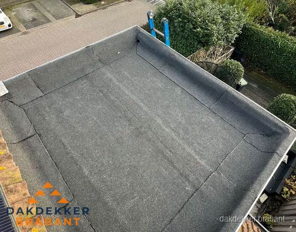Gerenoveerd plat dak met nieuwe bitumen dakbedekking in Brabant Gerenoveerd plat dak met nieuwe bitumen dakbedekking in Brabant