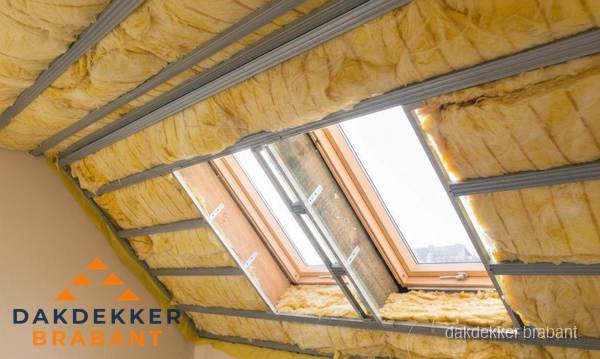 Schuin dak isoleren met glaswol bij dakraam in Brabant Schuin dak isoleren met glaswol bij dakraam in Brabant