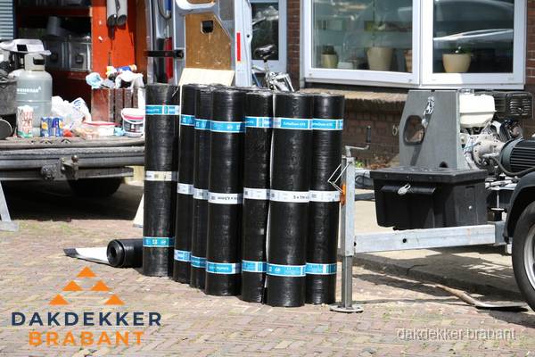 Rollen bitumen dakbedekking klaar voor daklekkage reparatie in Brabant Rollen bitumen dakbedekking klaar voor daklekkage reparatie in Brabant