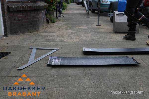 Dakbedekkingsmateriaal en zinkwerk klaargelegd voor reparatie in Brabant Dakbedekkingsmateriaal en zinkwerk klaargelegd voor reparatie in Brabant