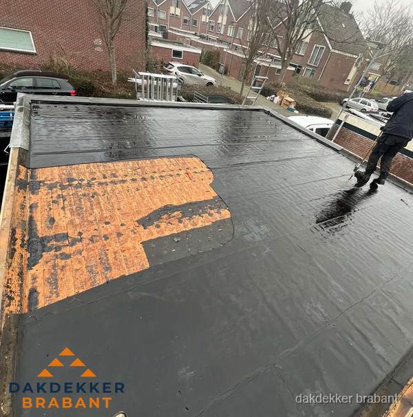 Dakdekker brengt EPDM dakbedekking aan op plat dak in Brabant Dakdekker brengt EPDM dakbedekking aan op plat dak in Brabant