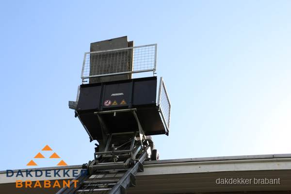 Dakdekkerslift voor materiaal transport bij dakwerkzaamheden in Brabant Dakdekkerslift voor materiaal transport bij dakwerkzaamheden in Brabant